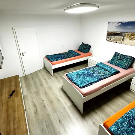 Modern With Balcony In Apartment Duisburg
